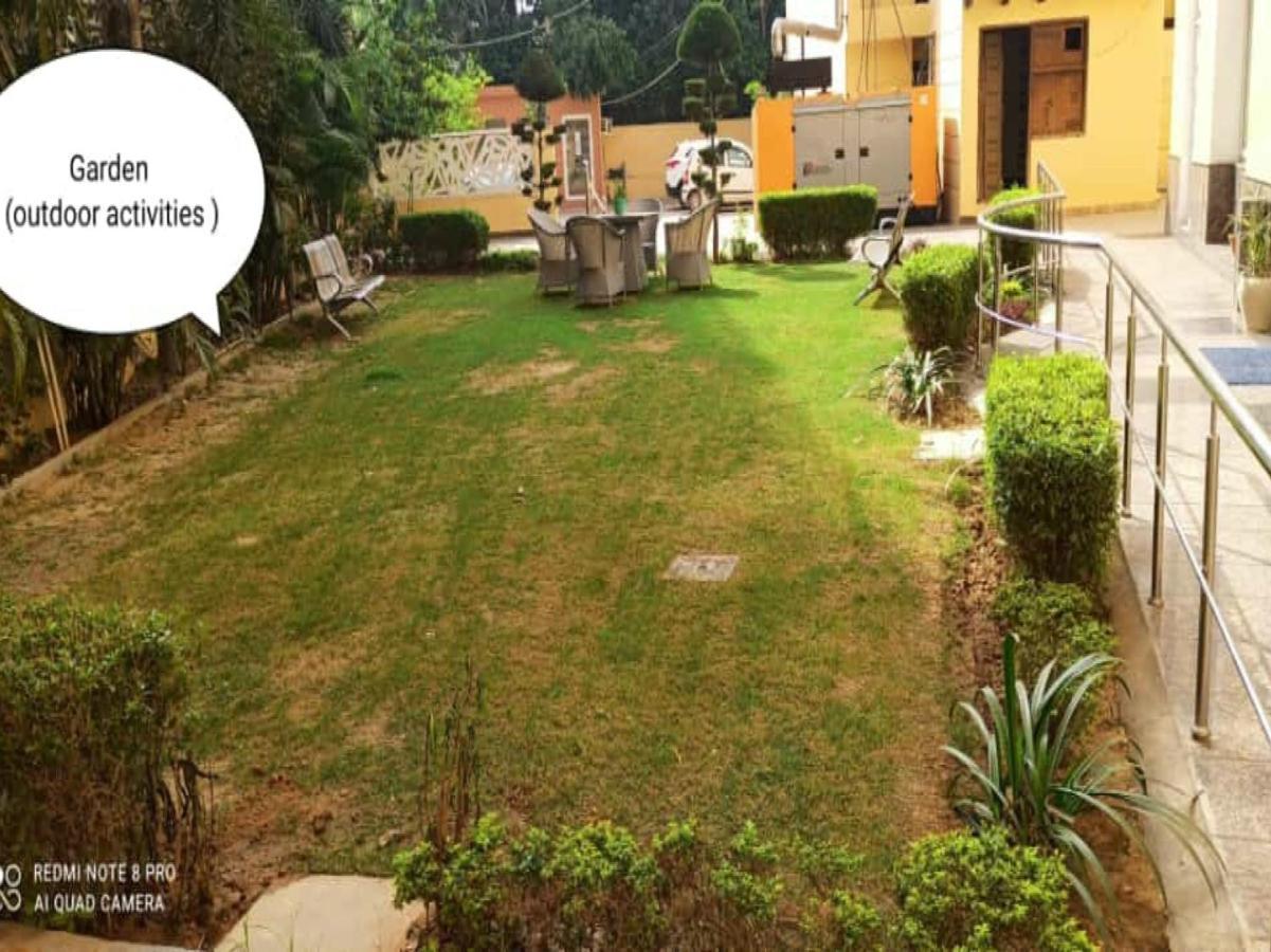 Oyo 74401 Aster Garden Suites Delhi  Eksteriør billede